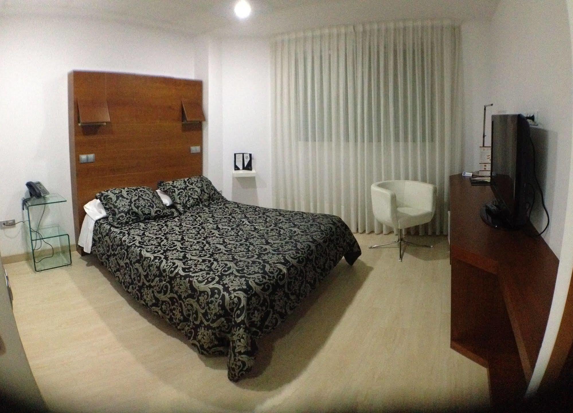 Nap Oviedo Hotel Buitenkant foto